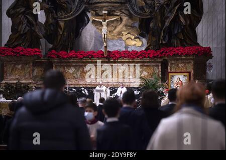 Città del Vaticano, Città del Vaticano. 24 Dic 2020. Papa Francesco celebra la messa nella vigilia di Natale, che segna la nascita di Gesù Cristo, giovedì 24 dicembre 2020 nella basilica di San Pietro in Vaticano. Foto in piscina di Gennari/Spaziani/UPI Credit: UPI/Alamy Live News Foto Stock