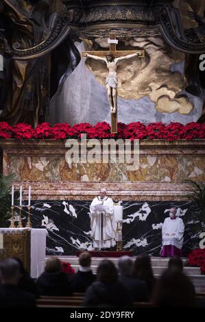 Città del Vaticano, Città del Vaticano. 24 Dic 2020. Papa Francesco celebra la messa nella vigilia di Natale, che segna la nascita di Gesù Cristo, giovedì 24 dicembre 2020 nella basilica di San Pietro in Vaticano. Foto in piscina di Gennari/Spaziani/UPI Credit: UPI/Alamy Live News Foto Stock