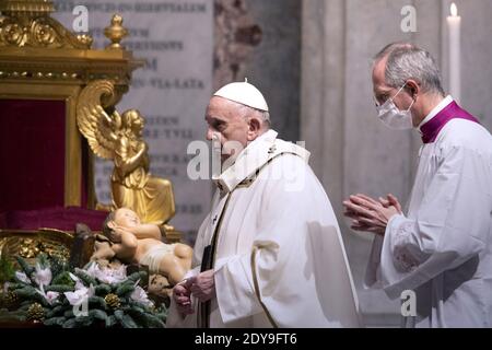 Città del Vaticano, Città del Vaticano. 24 Dic 2020. Papa Francesco celebra la messa nella vigilia di Natale, che segna la nascita di Gesù Cristo, giovedì 24 dicembre 2020 nella basilica di San Pietro in Vaticano. Foto in piscina di Gennari/Spaziani/UPI Credit: UPI/Alamy Live News Foto Stock