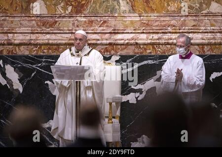 Città del Vaticano, Città del Vaticano. 24 Dic 2020. Papa Francesco celebra la messa nella vigilia di Natale, che segna la nascita di Gesù Cristo, giovedì 24 dicembre 2020 nella basilica di San Pietro in Vaticano. Foto in piscina di Gennari/Spaziani/UPI Credit: UPI/Alamy Live News Foto Stock