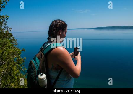 Tobermory Canada, luglio 01 2020: Foto editoriale di una donna in cima a un sentiero escursionistico che guarda felice. Foto Stock