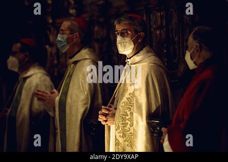 Barcellona, Spagna. 24 Dic 2020. I vescovi ausiliari indossano maschere protettive durante la Messa della vigilia di Natale celebrata con una congregazione della chiesa fortemente ridotta sotto stretta misura igienica a causa della continua diffusione del virus COVID-19. Credit: Matthias Oesterle/Alamy Live News Foto Stock