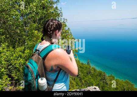 Tobermory Canada, luglio 01 2020: Foto editoriale di una donna in cima a un sentiero escursionistico che guarda felice. Foto Stock