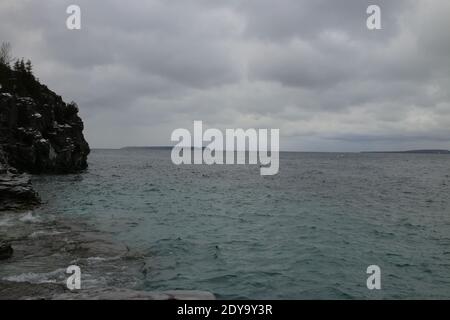 Formazioni rocciose durante la stagione invernale lungo tobermory ontario Foto Stock