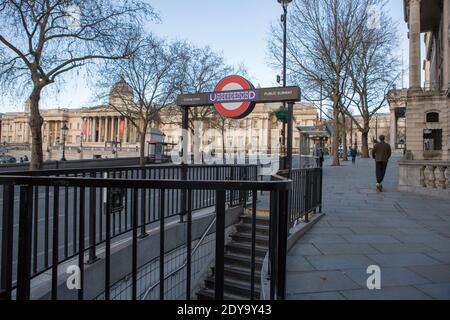 Londra, Regno Unito. 24 Dic 2020. Una Croce di Charing vuota e deserta vista durante la vigilia di Natale 2020. Credit: SOPA Images Limited/Alamy Live News Foto Stock