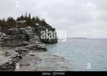 Formazioni rocciose durante la stagione invernale lungo tobermory ontario Foto Stock