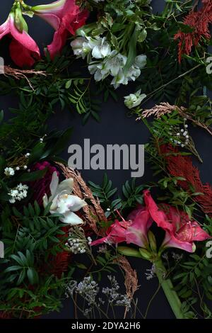 Layout creativo fatto di fiori e foglie. Disposizione piatta. Concetto di natura. Biglietto d'auguri floreale. Colorato sfondo fiore primavera, spazio per il testo. Natura Foto Stock