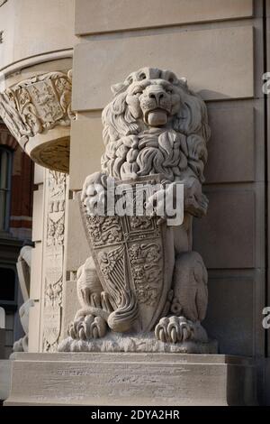 Leone scultura scolpita all'ingresso dello storico ufficio postale A Ottawa Foto Stock