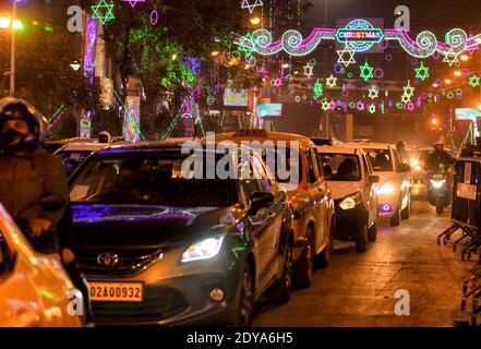 Kolkata, India. 24 Dic 2020. Strade di Kolkata vicino alla zona di Park Street visto decorato con belle luci alla vigilia di Natale. Credit: SOPA Images Limited/Alamy Live News Foto Stock