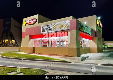 Un Drive-Thru Open segno al ristorante Carl's Jr la vigilia di Natale in mezzo al coronavirus globale COVID-19 pandemia, Giovedi, 24 dicembre 2020, a Los Angeles Foto Stock