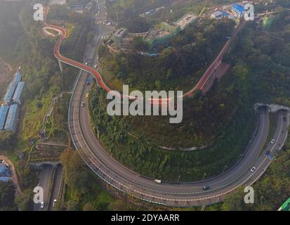 Vista del parco Hutouyan, chiamato anche "Cliff Park" dai residenti vicini perché le persone si sentono come camminare in aria per il suo percorso di 100 metri a Yuz Foto Stock