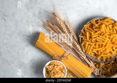 Grano e pasta su fondo grigio di cemento. Foto Stock