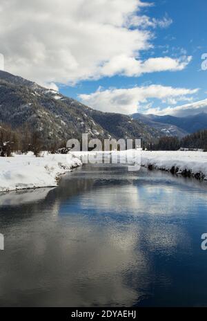 Bull River, che si snoda verso sud lungo la base del monte Berray, con la Cabinet Mountain Range in lontananza, in una fredda giornata invernale, nella contea di Sanders Foto Stock