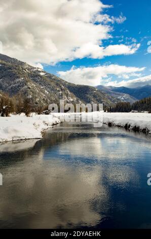 Bull River, che si snoda verso sud lungo la base del monte Berray, con la Cabinet Mountain Range in lontananza, in una fredda giornata invernale, nella contea di Sanders Foto Stock