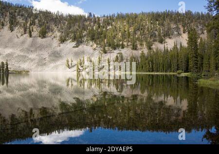 Il lago Ivanhoe si trova sul lato orientale della Senate Mountain, nella contea di Granite, nelle Montagne Rocciose del Montana occidentale. Il lago è festa di primavera, Foto Stock