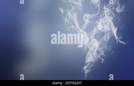 Bianco panno fumé nuvola su grigio blu. Sfondo di diffusione del movimento di blocco astratto mistico. Foto Stock