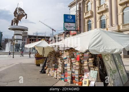 Libro Stall & Statua di Alessandro il Grande ufficialmente chiamato 'Guerriero su un cavallo', Piazza Macedonia, Skopje, Macedonia (FYROM), Repubblica del Nord M. Foto Stock