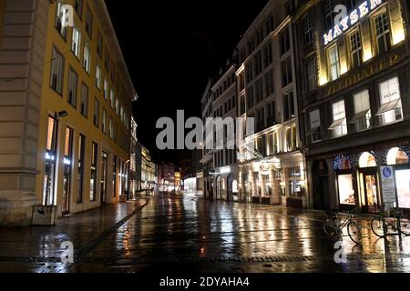 Monaco, Germania. 24 Dic 2020. L'area del centro della capitale dello stato sarà deserta la vigilia di Natale durante il coprifuoco delle 21:53. A causa del Corona Pandemic, non è consentito uscire per strada dopo le 21:00 della vigilia di Natale senza una ragione valida. Credit: Felix Hörhager/dpa/Alamy Live News Foto Stock