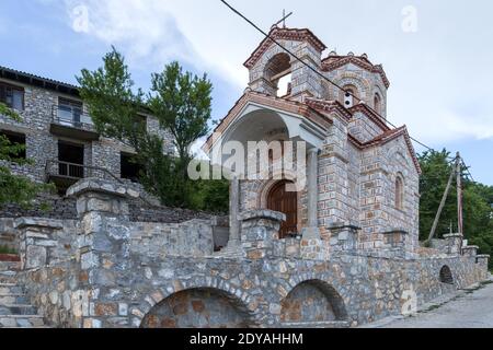 Chiesa di recente costruzione, Galicnik tipico villaggio Majik, Mavrovo Parco Nazionale, Macedonia, (FYROM), Repubblica di Macedonia del Nord Foto Stock