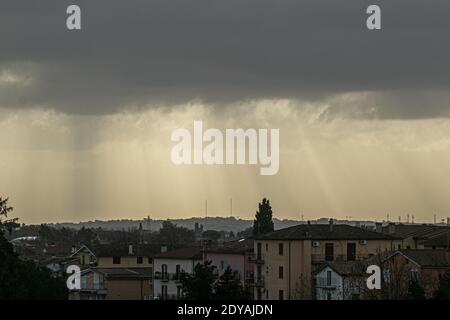 ANGUILLARA SABAZIA, ITALIA 25 DICEMBRE 2020. Raggi crepuscolari all'alba sulla città di Anguillara Sabazia, Lazio il giorno di Natale. Credit: amer Ghazzal/Alamy Live News Foto Stock