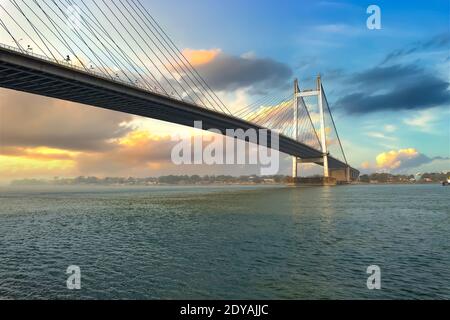 Il cavo Vidyasagar Setu rimase ponte sul fiume Gange a Kolkata, India all'alba Foto Stock