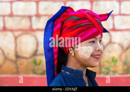 Giovane signora Pa o con thanaka in faccia a Shwe Indein Pagoda Complex, Shan state, Inle Lake, Myanmar (Birmania), Asia nel mese di febbraio Foto Stock