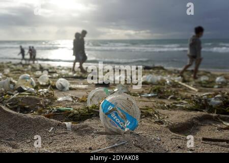 Badung, Bali, Indonesia. 20 dicembre 2020. Un gruppo di passeggiate turistiche lungo la spiaggia tra i Trashes.Tons di Trash riferito scaricato nei fiumi dai cittadini, e portato sulla spiaggia durante la stagione delle piogge. Credit: Dicky Bisinglasi/SOPA Images/ZUMA Wire/Alamy Live News Foto Stock