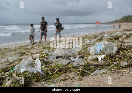 Badung, Bali, Indonesia. 20 dicembre 2020. Un gruppo di passeggiate turistiche lungo la spiaggia tra i Trashes.Tons di Trash riferito scaricato nei fiumi dai cittadini, e portato sulla spiaggia durante la stagione delle piogge. Credit: Dicky Bisinglasi/SOPA Images/ZUMA Wire/Alamy Live News Foto Stock