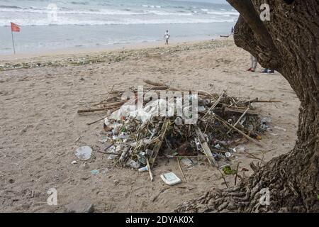 Badung, Bali, Indonesia. 20 dicembre 2020. Le materie plastiche e i trash organici tagliano la linea costiera della famosa spiaggia di Bali Kuta. Tonnellate di Trash, secondo quanto riferito, scaricati nei fiumi dai cittadini, e trasportati sulla spiaggia durante la stagione delle piogge. Credit: Dicky Bisinglasi/SOPA Images/ZUMA Wire/Alamy Live News Foto Stock