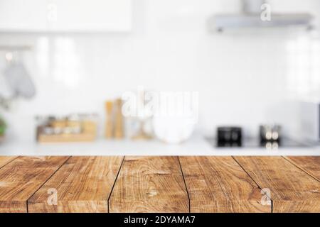 moderna cucina con tavolo in legno isola spazio vuoto per prodotti montaggio sfondo pubblicitario Foto Stock