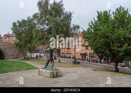 Ammira la statua di Robin Hood su Castle Road nel centro di Nottingham, Notts., Regno Unito. Foto Stock