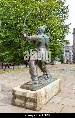 La statua di Robin Hood di fronte alle mura del castello di Nottingham, Castle Road nel centro di Nottingham, Notts., Regno Unito. Foto Stock