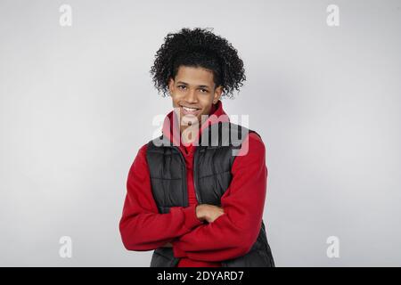 Un colpo di sorriso afroamericano giovane in posa isolato su sfondo bianco - stile di vita Foto Stock