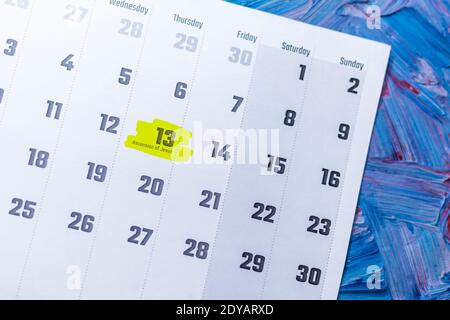 Ascensione di Gesù evidenziata nel calendario del maggio 2021. Calendario mensile di maggio su sfondo blu Foto Stock