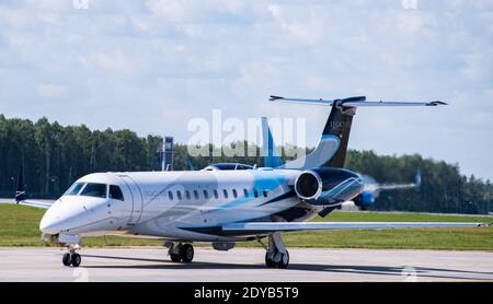 2 luglio 2019, Mosca, Russia. Aereo Embraer ERJ-135 Avcon Jet all'aeroporto di Vnuovo a Mosca. Foto Stock