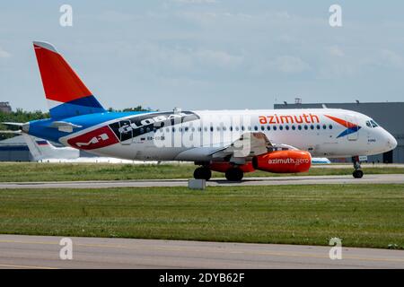 2 Luglio 2019, Mosca, Russia. Aereo Sukhoi Superjet 100 Azimut Airlines all'aeroporto di Vnukovo a Mosca. Foto Stock