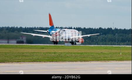 2 Luglio 2019, Mosca, Russia. Aereo Sukhoi Superjet 100 Azimut Airlines all'aeroporto di Vnukovo a Mosca. Foto Stock