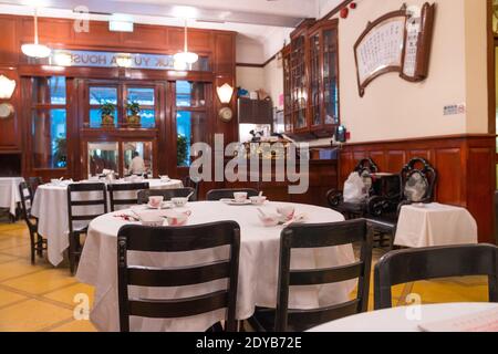 Tipica casa da tè cinese e ristorante Dim Sum. Bellissimo interno in legno. Luk Yu Tea House, centro di Hong Kong, Cina. Foto Stock