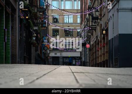 Una strada vuota di Carnaby a Londra come giace vuota il giorno di Natale. Foto Stock