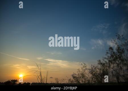 Colorato e magnifico tramonto in campagna sopra colline e campi, bellezza natura sfondo Foto Stock