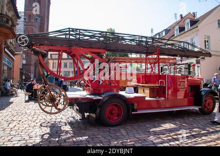 Neckargemuend, Germania: 16 luglio 2018: Mostra di vecchi motori storici antincendio sul mercato di Neckargemünd, una piccola città nel sud della Germania Foto Stock