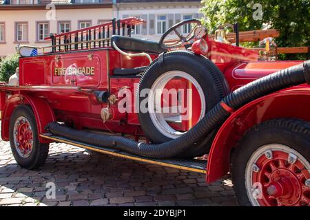 Neckargemuend, Germania: 16 luglio 2018: Mostra di vecchi motori storici antincendio sul mercato di Neckargemünd, una piccola città nel sud della Germania Foto Stock