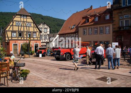 Neckargemuend, Germania: 16 luglio 2018: Mostra di vecchi motori storici antincendio sul mercato di Neckargemünd, una piccola città nel sud della Germania Foto Stock