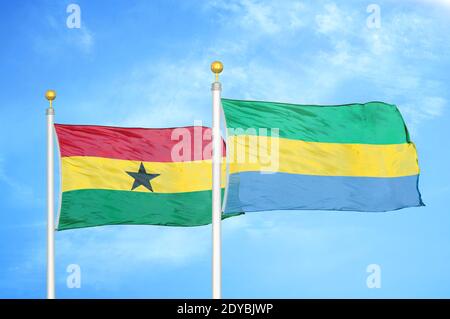 Ghana e Gabon due bandiere su flagpoli e cielo blu Foto Stock