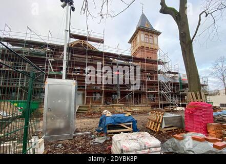 Berlino, Germania. 25 Dic 2020. La "Eierhäuschen" nel Plänterwald sta diventando sempre più visibile. Dopo che i teloni sono stati rimossi, i visitatori possono ora vedere l'edificio histroric tra il ponteggio. Il 'Eierhäuschen', un pub escursionistico risalente al 1892, è in fase di ristrutturazione dal 2015 sotto l'egida della Berliner Immobilienmanagement in conformità con il suo status di edificio elencato. In origine, doveva essere restaurato come un pub, con completamento previsto per il 2018. Ora l'apertura è prevista per il prossimo anno. Credit: Paul Zinken/dpa/Alamy Live News Foto Stock