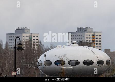 Berlino, Germania. 25 Dic 2020. Un edificio simile a un UFO sorge su una nave non lontano dall'isola di Berlino. Si tratta di una casa chiamata 'futuro' dall'architetto finlandese Matti Suuronen. La casa rotonda, in gran parte in plastica, si trovava per molti anni nel primo parco culturale della RDT a Treptow. Credit: Paul Zinken/dpa/Alamy Live News Foto Stock