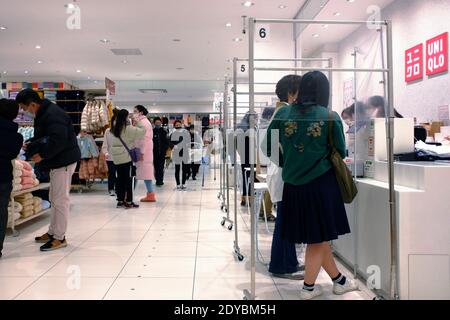 Tokyo, Giappone. 25 Dic 2020. Le persone che acquistano presso l'azienda Uniqlo Retail indossando maschere facciali come misura preventiva durante la crisi del Coronavirus (COVID-19). Tokyo ha confermato 29 infezioni COVID-19 lunedì, superando 20 casi per il quinto giorno. A seguito della riapertura di Tokyo, 884 nuovi casi del novo coronavirus (COVID-19) sono stati segnalati un aumento allarmante che i residenti temono di spingere il governo centrale a dichiarare un altro stato di emergenza. (Foto di Michele Sawada/Sipa USA) Credit: Sipa USA/Alamy Live News Foto Stock