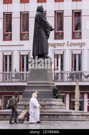 Dresda, Germania. 25 Dic 2020. Quasi deserta è il Neumarkt a Dresda a mezzogiorno del giorno di Natale. Il blocco impedisce ad un gran numero di turisti e residenti di essere su questa piazza come al solito. Credit: Matthias Rietschel/dpa-Zentralbild/dpa/Alamy Live News Foto Stock