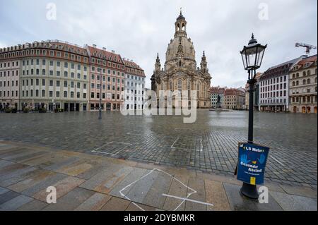 Dresda, Germania. 25 Dic 2020. Quasi deserta è il Neumarkt a Dresda a mezzogiorno del giorno di Natale. Il blocco impedisce ad un gran numero di turisti e residenti di essere su questa piazza come al solito. Credit: Matthias Rietschel/dpa-Zentralbild/dpa/Alamy Live News Foto Stock