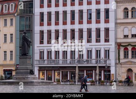 Dresda, Germania. 25 Dic 2020. Quasi deserta è il Neumarkt a Dresda a mezzogiorno del giorno di Natale. Il blocco impedisce ad un gran numero di turisti e residenti di essere su questa piazza come al solito. Credit: Matthias Rietschel/dpa-Zentralbild/dpa/Alamy Live News Foto Stock